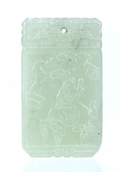 CHINE Plaque en jade céladon ciselé d'un personnage et une calligraphie Moderne 5,2...