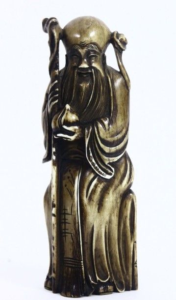 CHINE Statuette en ivoire représentant un sage de longévité Circa 1920 Haut: 18 ...