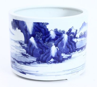 CHINE Pot à parfum en porcelaine blanc bleu à décor de paysage XIXe Haut: 14 cm Diam:...