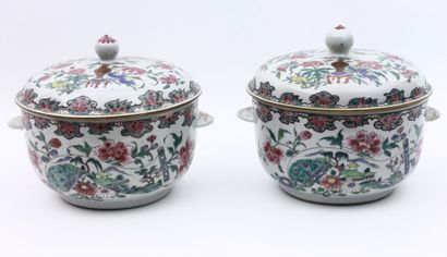 Chine Epoque QIANLONG (1736 - 1795) Paire de pots couverts en porcelaine à décor...