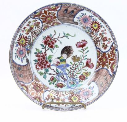CHINE Epoque YONGZHENG (1723 - 1735) Plat rond en porcelaine émaillée polychrome...