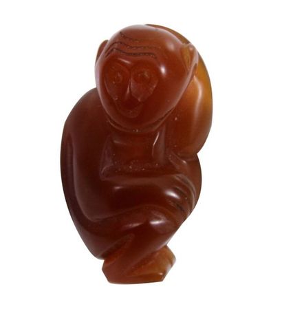 CHINE Petit singe scultpé en agate rouge Haut: 4 cm