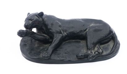 Charles VALTON (1851-1918) Lionne couchée Bronze à patine verte signée sur la terrasse...
