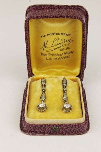 null PAIRE DE PENDANTS D'OREILLES en or gris et or jaune retenant un diamant de taille...