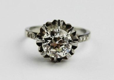 null SOLITAIRE en platine et or gris orné d'un diamant de taille brillant ancienne...