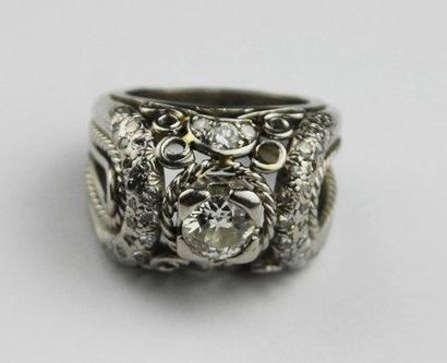 null BAGUE en platine, la monture finement ciselée et tavaillée retenant en son centre...