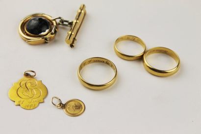 null LOT de bijoux comprenant: Trois alliances en or jaune. Poids: 15 g Deux médailles...