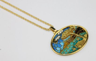 null MEDAILLON et sa chaine en or jaune, le motif cloisonné à plique-à-jours émaillé...