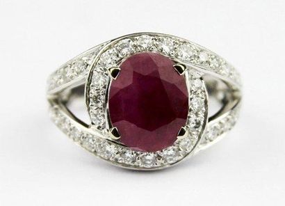 null BAGUE tourbillon en or gris ornée d'un rubis de taille ovale de 3,13 carats,...