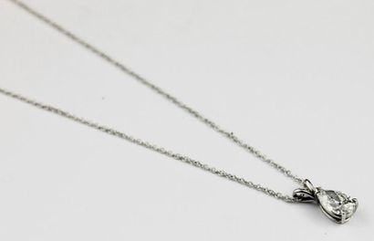 null COLLIER PENDENTIF en or gris retenant un beau diamant de taille poire de 1,52...