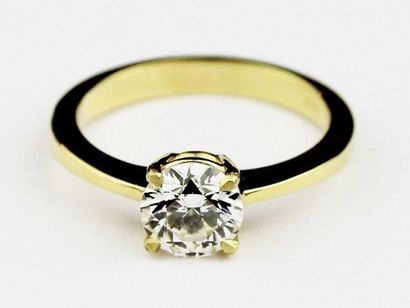  SOLITAIRE en or jaune serti d'un diamant de taille brillant moderne de 1,16 carat...