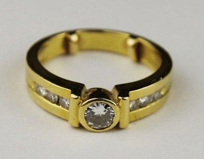 null BAGUE en or jaune ornée d'un diamant de taille brillant la monture rehaussée...