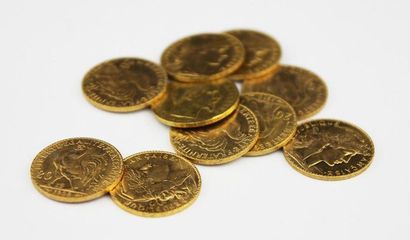 null LOT DE 10 PIECES en or jaune composé de pièces de 20 Francs et de Napoléon....