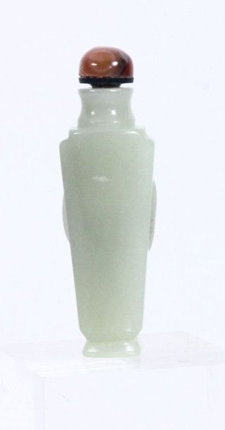 CHINE Tabatière en jade céladon avec bouchon en agate Début XXe Haut: 9 cm