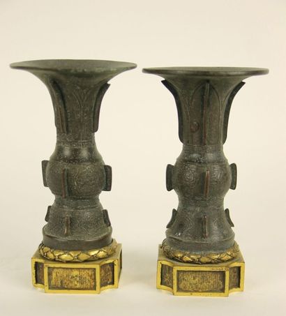 CHINE Paire de vase "Gu"en bronze patiné et gravé. Socle en bronze doré. XIXème siècle...