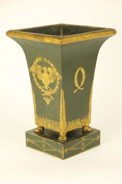 null VASE de forme cornet en tôle laquée vert et or. Début XIXème siècle Haut: 28...