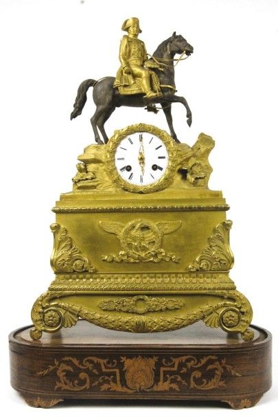 null PENDULE en bronze à double patine brune et dorée figurant Napoléon sur son cheval...