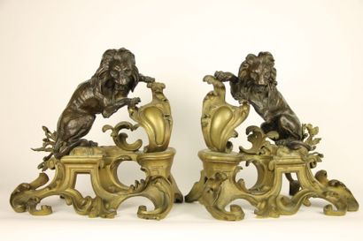 null PAIRE DE CHENETS en bronze à double patine à décor de lions sur un ornement...