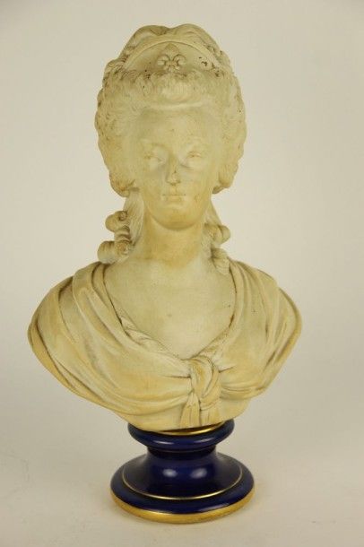 Manufacture de Sèvres Buste en biscuit représentant Marie-Antoinette en buste, le...