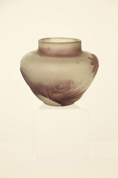 null ETABLISSEMENT GALLE Petit vase de forme pansue en verre gravé dégagé à l'acide...