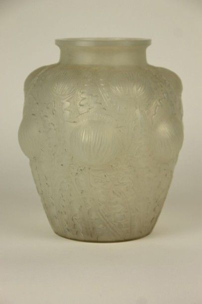 R. LALIQUE FRANCE Vase Domrémy dit aussi vase Chardons en verre blanc soufflé moulé...