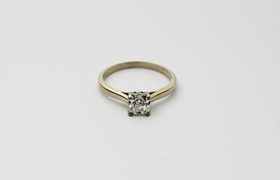 null SOLITAIRE en or jaune sertie d'un diamant de taille radiant de 1,05 carat. Poids...