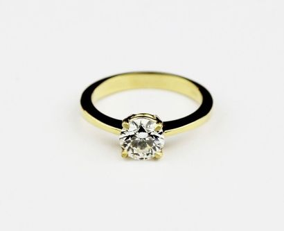 null SOLITAIRE en or jaune serti d'un diamant certfié de taille brillant moderne...