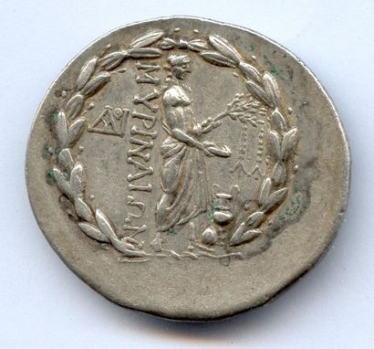 null "EOLIDE ? MYRHINA (150-140) Tête laurée d'Apollon. R/. Apollon sacrifiant. Monogramme....