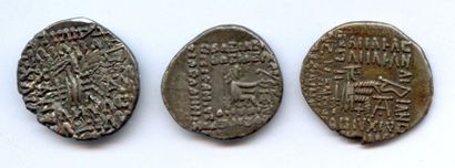 null "Lot de trois drachmes en argent des rois Parthes. T.B."