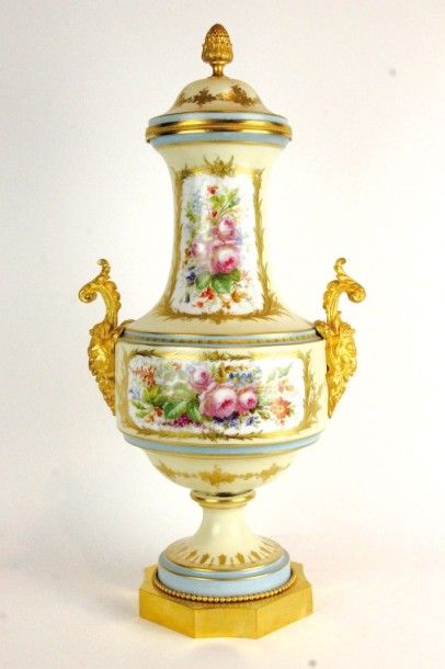 Dans le goût de SÈVRES Vase couvert sur piedouche en porcelaine polychrome orné de...