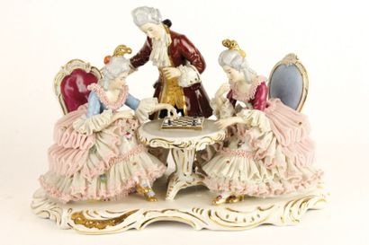 null DEUX GROUPES en porcelaine polychrome représentant, l'un des joueurs d'échec...