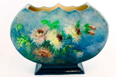 MONTIGNY-DELVAUX Vase en forme de navette en barbotine émaillée à décor de Dahlias....