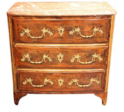 null PETITE COMMODE en placage de palissandre et marqueterie ouvrant par trois tiroirs...