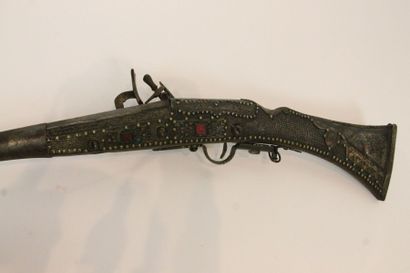 null FUSIL A SILEX Mukhala Crosse en bois incrusté de laiton et plaqué argent, ornée...