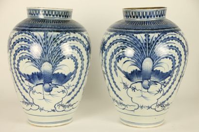 JAPON Paire de vases en porcelaine à décor en bleu sous couverte de phénix et de...