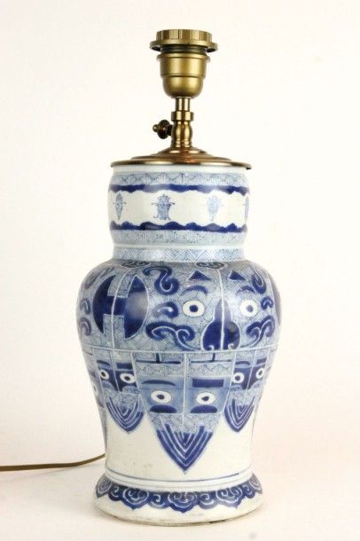 CHINE Vase monté en lampe en porcelaine bleu blanc à décor stylisé. Epoque Kangxi...