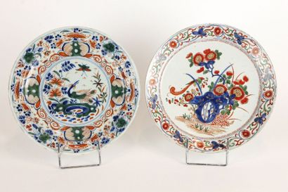 CHINE Deux assiettes en porcelaine polychrome à décor de bouquets fleuris. XIXème...