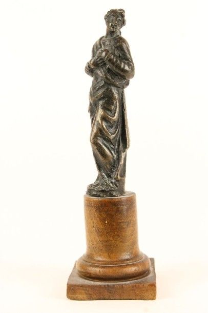 D'après l'Antique Statuette en bronze représentant une femme drapée à l'Antique Socle...