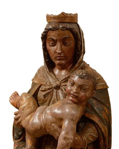 null VIERGE A L 'ENFANT en pierre calcaire sculptée, dos ébauché. Portant une couronne,...