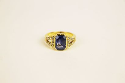 null BAGUE en or jaune, la monture ajourée et sertie de diamants de taille brillant...