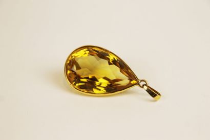 null PENDENTIF en or jaune retenant une importante citrine montée sur 4 griffes....