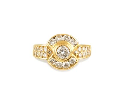 null BAGUE en or jaune annnées 1950 sertie de diamants de taille brillant moderne...