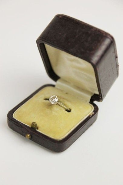 null SOLITAIRE en or gris orné d'un diamant de taille ancienne d'environ 0,70 carat...
