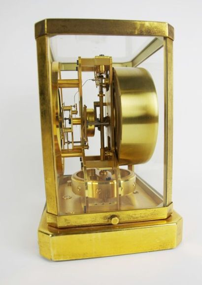 JAEGER-LECOULTRE Pendule modèle ATMOS Cadre en laiton doré, mouvement mécanique perpétuel,...