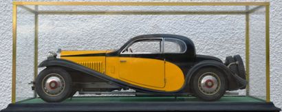 null «Bugatti coach 50 T - Pocher» Maquette de marque Pocher, couleur Jaune et noire....
