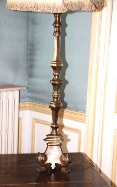 null PIQUE-CIERGE en bronze doré monté en lampe. Style XVIIème siècle Haut: 89 c...