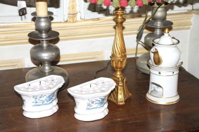 null Ensemble comprenant: -LAMPE en bois doré de forme balustre -TISANIERE en porcelaine...
