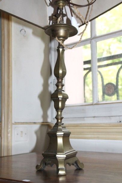 null PIQUE-CIERGE en bronze doré monté en lampe. Haut: 42 cm