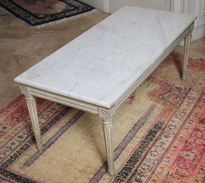 null TABLE BASSE en bois laqué blanc. Style Louis XVI Haut: 42 - Long: 102 - Larg:...