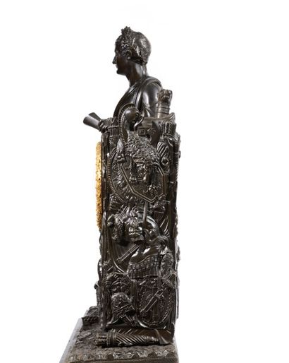 null Imposante pendule en bronze patiné représentant l'Empereur Napoléon Ier en pied...